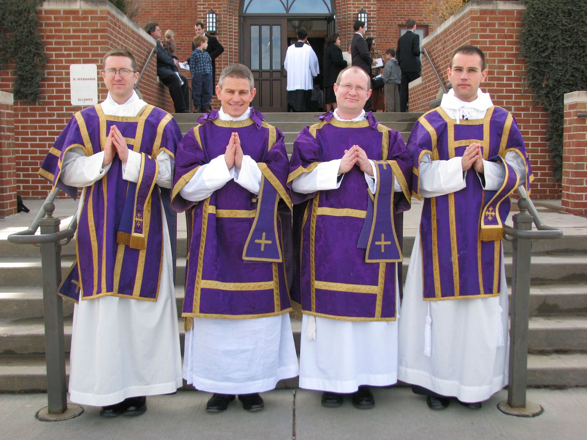 Los obispos pueden administrar todos los sacramentos y su color característico es el púrpura
