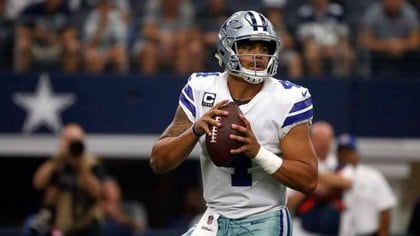 Dak Prescott visualiza el campo para lanzar un pase (Foto: AP)