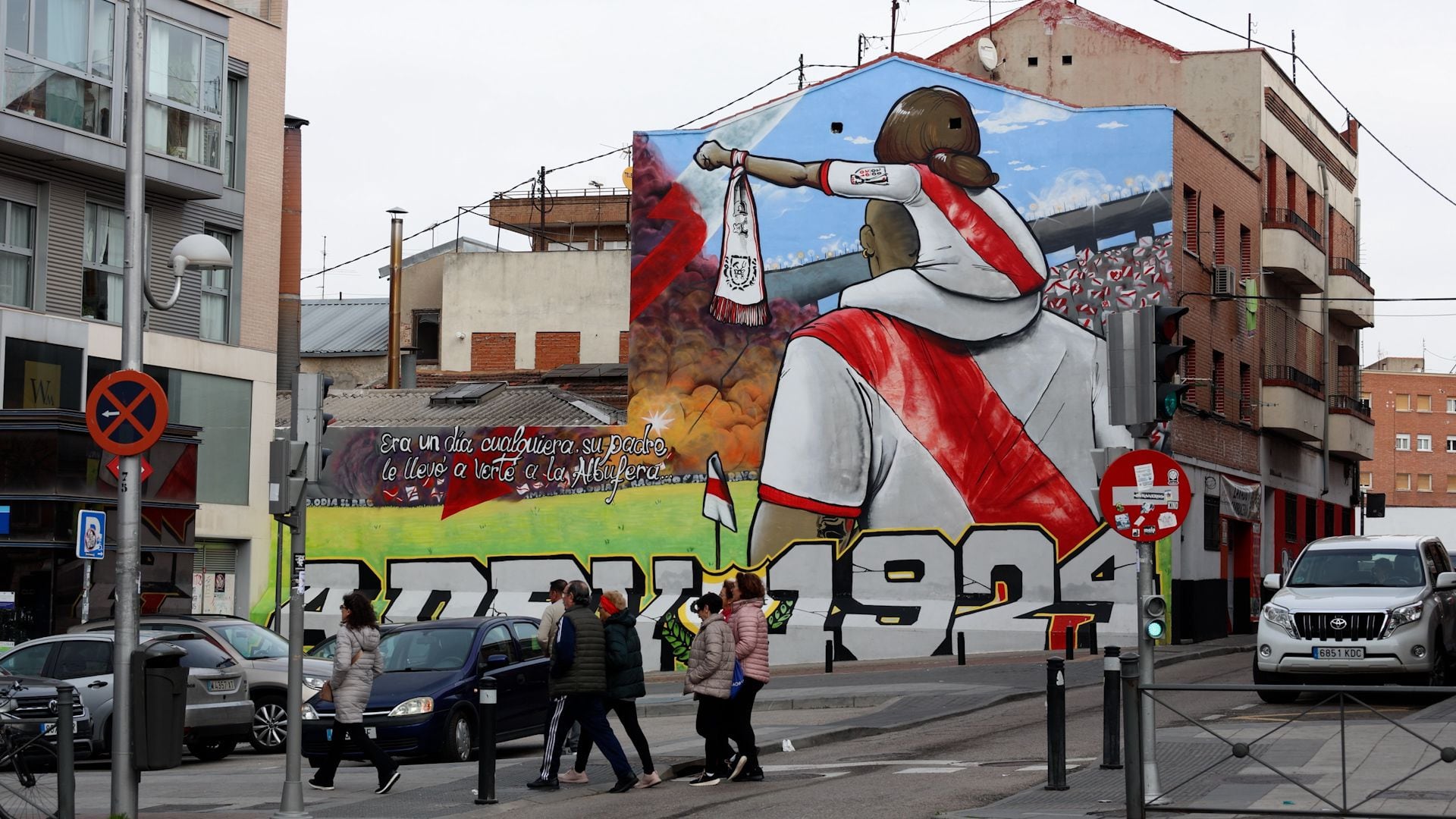 Mural frente al Estadio de Vallecas, con el mensaje: "Era un día cualquiera, su padre le llevó a verte a la Albufera" (Helena Margarit/Infobae España)