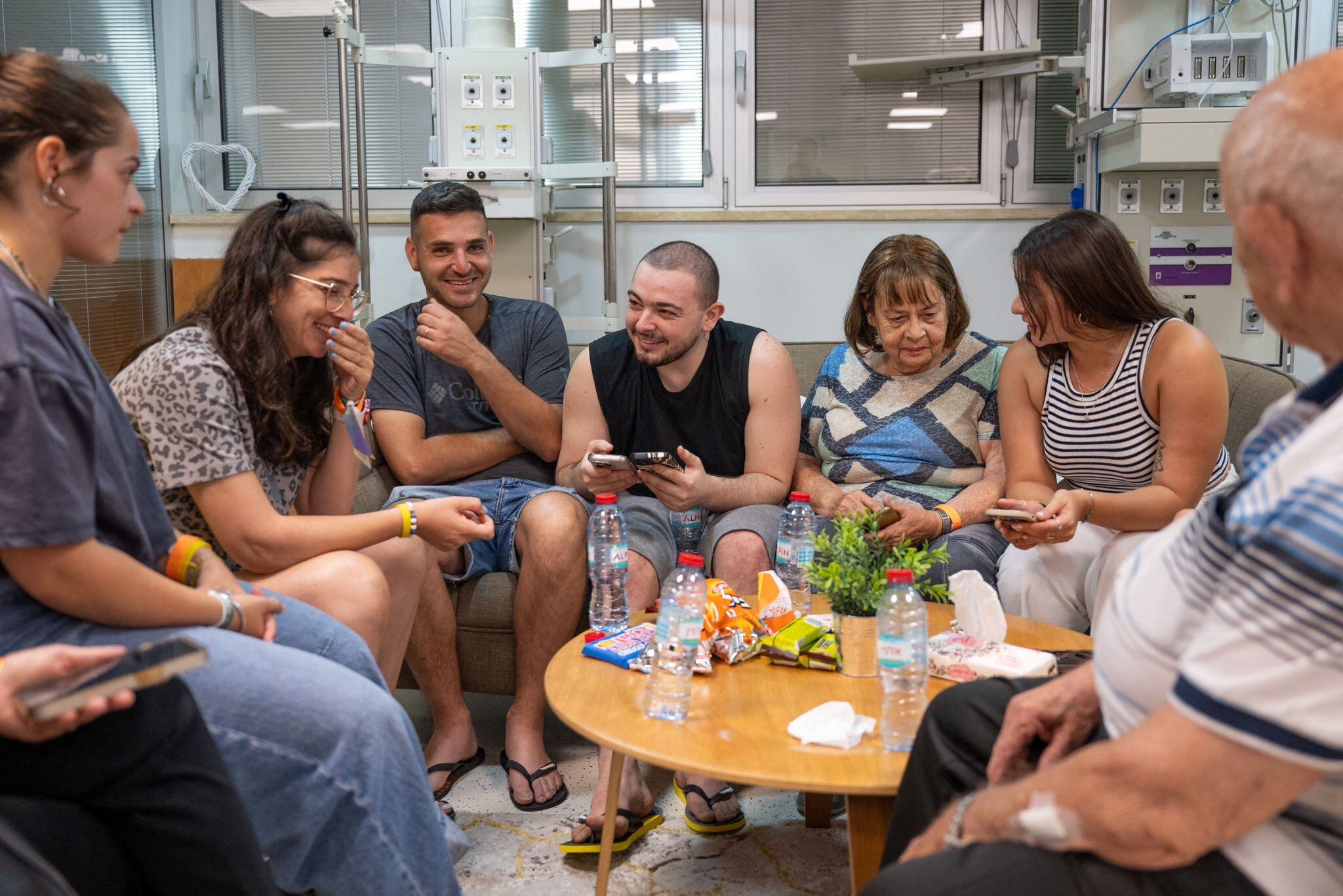 Almog Meir Jan habla con sus seres queridos tras ser rescatado (Ejército israelí/REUTERS)