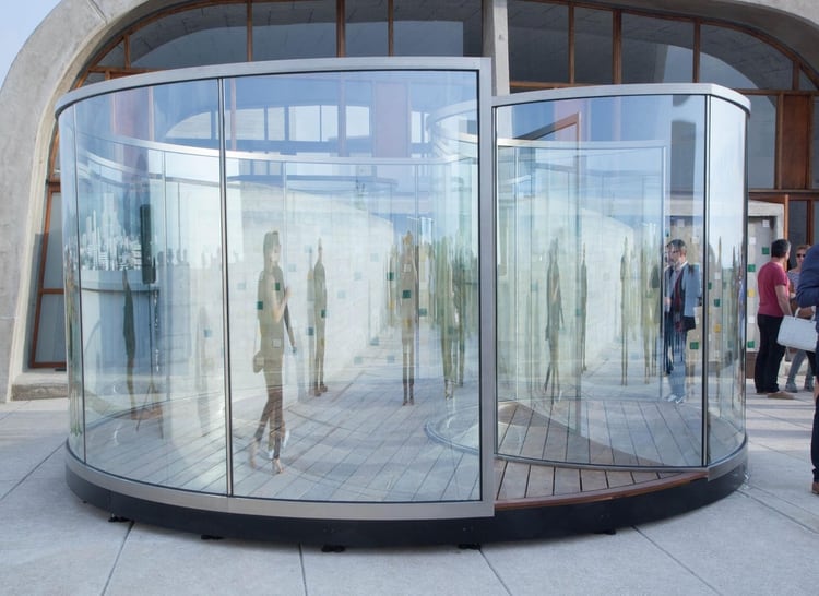 En agosto Dan Graham presentará una de sos pabellones vidriados en la explanada de Proa