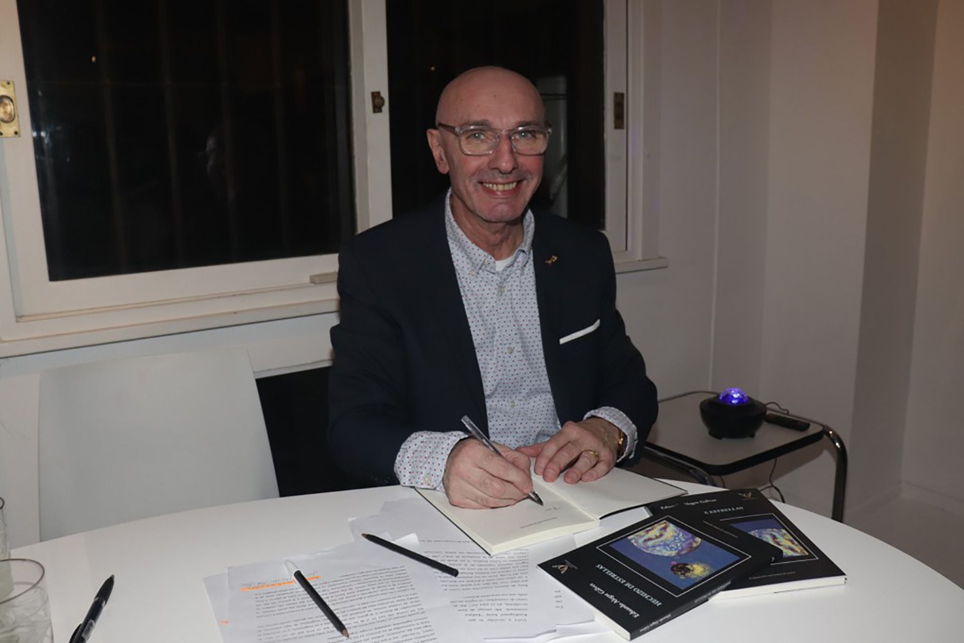 Eduardo Gálvez firmando su libro. A través de sus cuentos, el autor propone un viaje de reflexión sobre distintas experiencias vividas, desde una perspectiva que desafía la razón instrumental para asomarse a los posibles misterios, o “sin sentido”, que asoman en nuestra cotidianidad