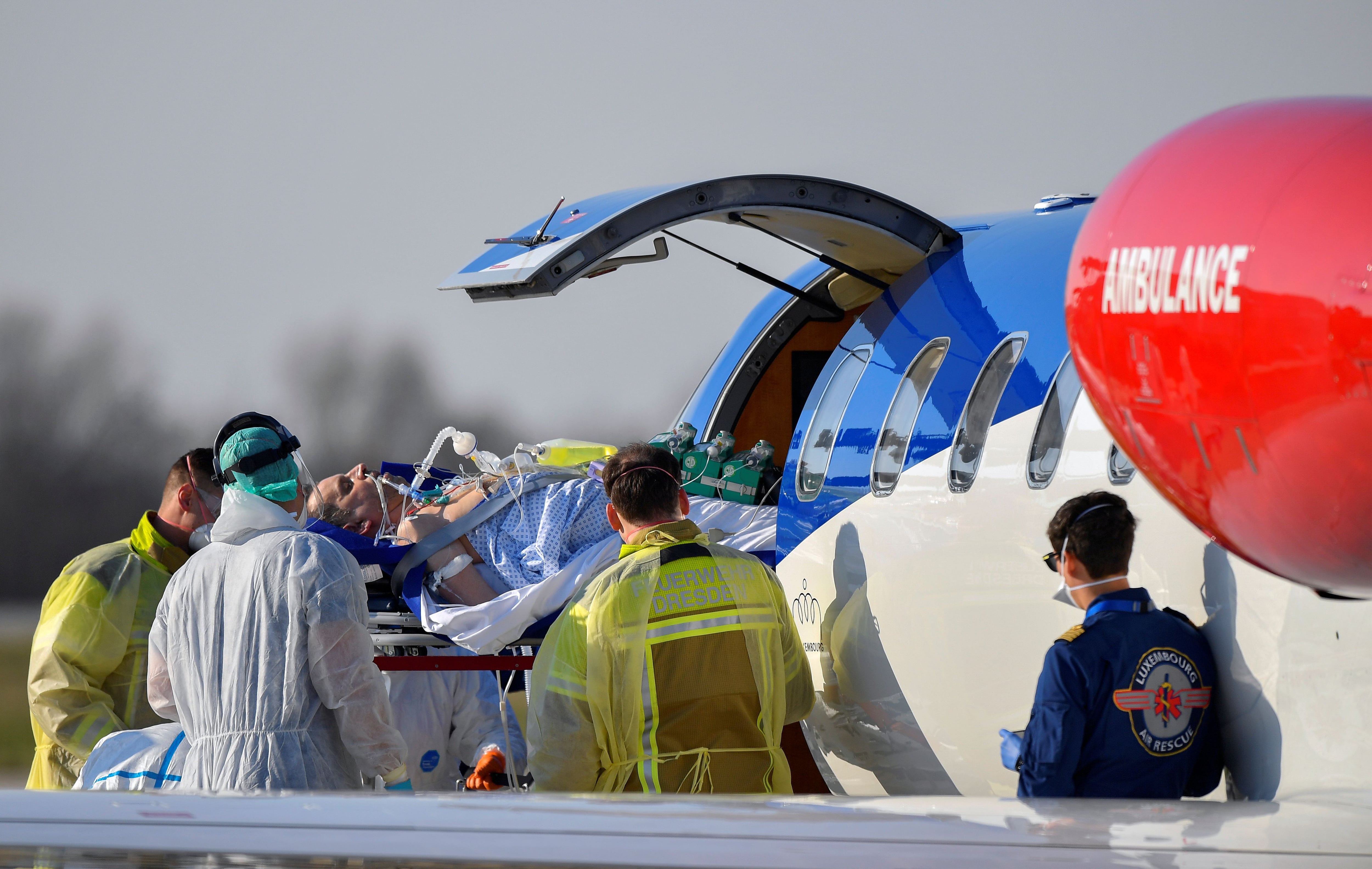 Traslado de un paciente desde Francia a Alemania, que se ofreció para ayudar a los países vecinos y realizar tratamientos en sus hospitales (Reuters)