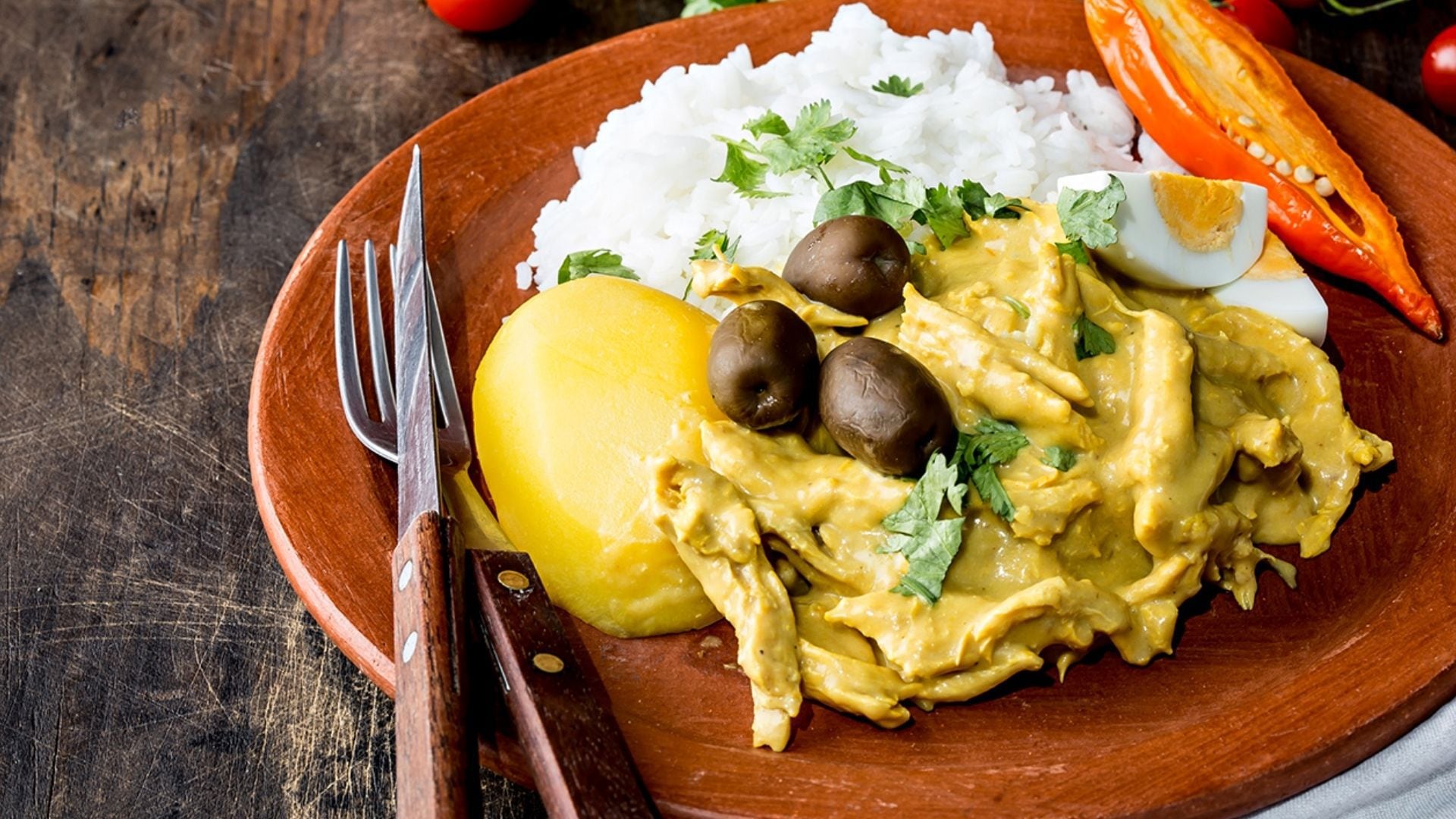 Platillos como el ají de gallina ejemplifican la habilidad del país para adaptar y transformar sus ingredientes en creaciones culinarias. Foto: Peru travel.