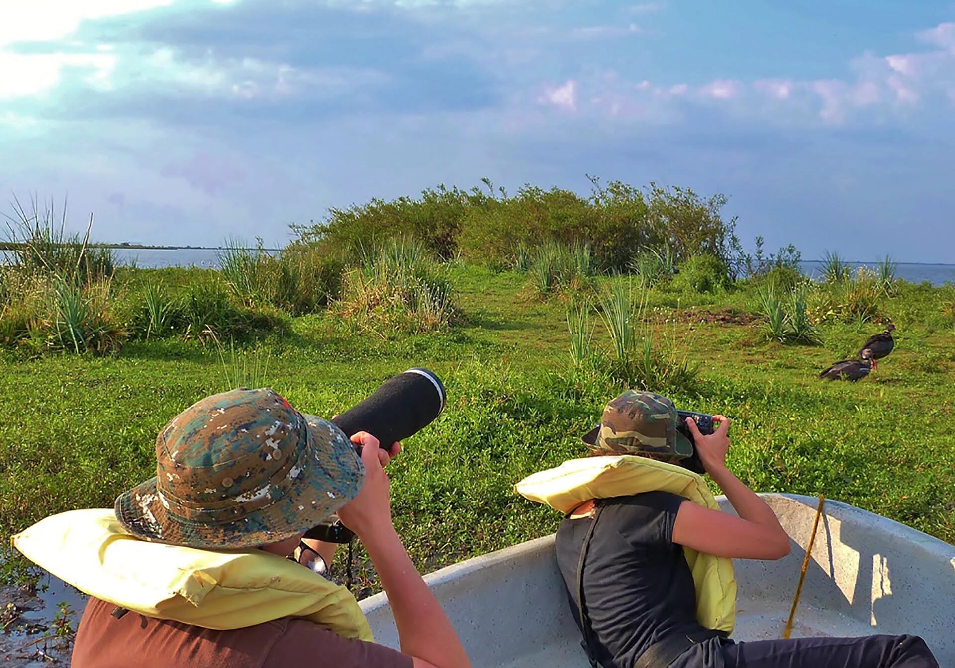 Safaris fotográficos: el Iberá es el destino ideal para esta disciplina, ya que todas sus excursiones, salidas en lancha, cabalgatas, caminatas, trekking y otras, se prestan para realizar verdaderas salidas fotográficas, codiciadas por amantes de la naturaleza y de la fotografía de todo el mundo.