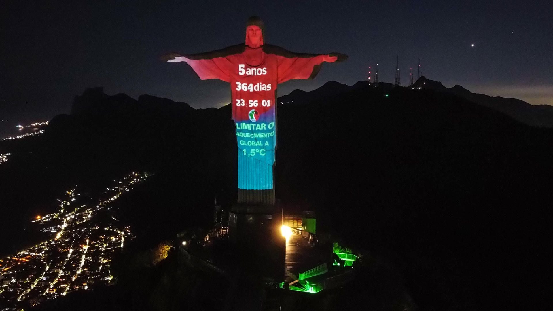 El Cristo Redentor de Río de Janeiro (Brasil) proyectó el tiempo que queda para poder detener el calentamiento global. (EFE)