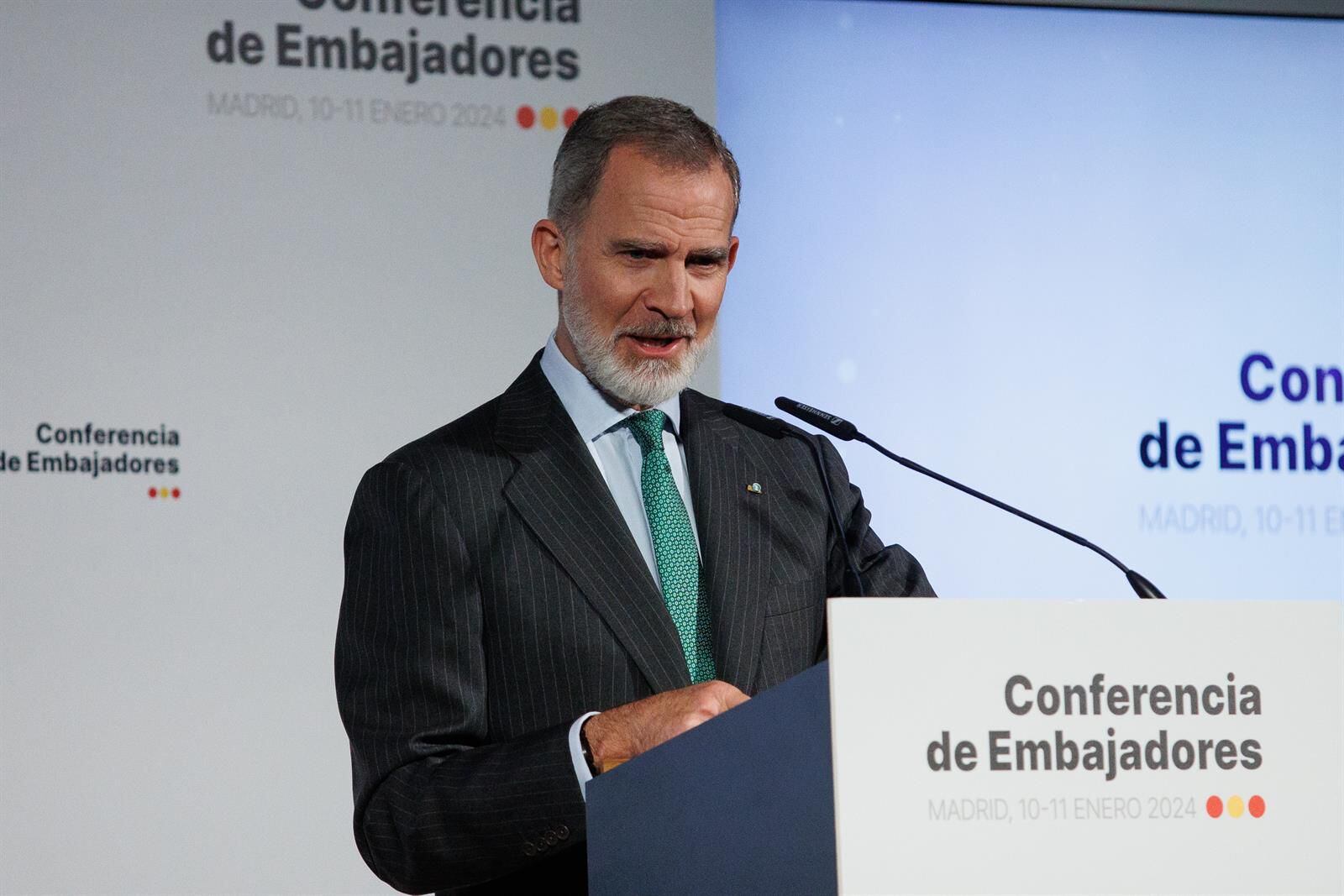 11/01/2024 El Rey Felipe VI clausura la segunda y última jornada de la VIII Conferencia de Embajadores, en la sede del Ministerio de Asuntos Exteriores, Unión Europea y Cooperación, a 11 de enero de 2024, en Madrid (España). El principal objetivo del encuentro es analizar y debatir las prioridades y líneas principales de la política exterior en los próximos años en el arranque de esta XV legislatura, así como "las lecciones aprendidas y los resultados de la Presidencia del Consejo de la UE" que se cerró el pasado 31 de diciembre. POLITICA Alejandro Martínez Vélez - Europa Press 