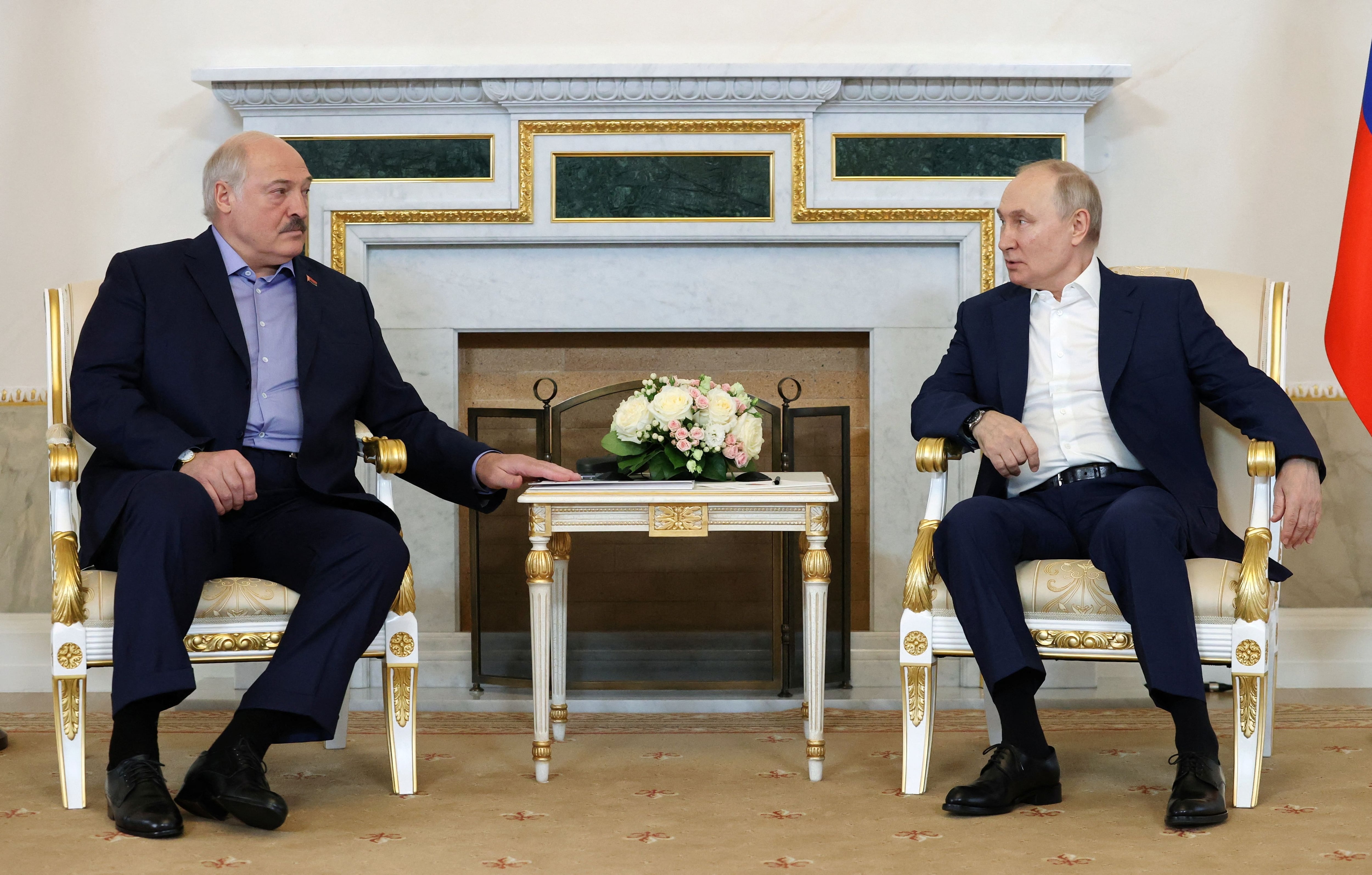 Alexander Lukashenko y Vladimir Putin en San Petersburgo (Sputnik/Reuters)