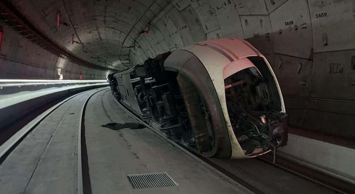 El tren accidentado en el túnel de AVE que une las estaciones de Atocha y Chamartín. (Xuan Vega / Europa Press)