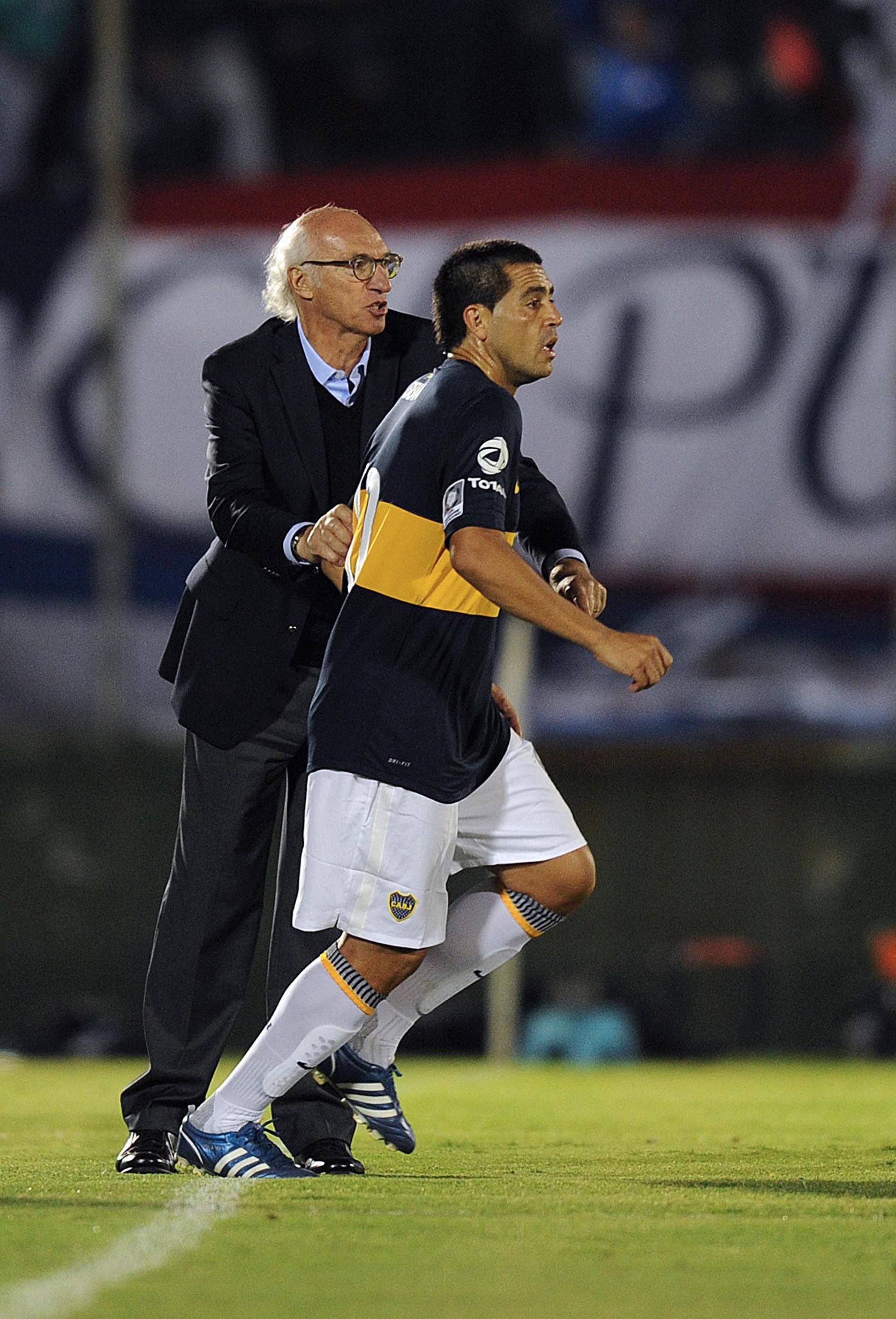 Juan Román Riquelme y Carlos Bianchi en el encuentro ante Nacional en 2013. Esa vez fue en el Estadio Centenario (AFP PHOTO/Miguel ROJO)