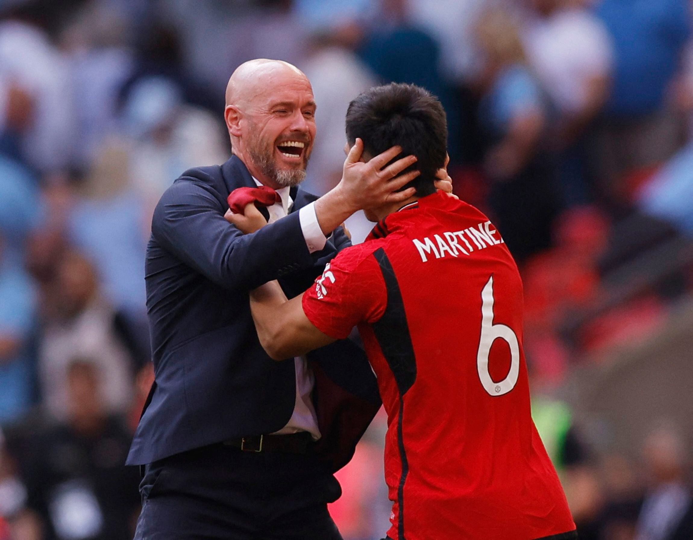 El saludo entre Lisandro Martínez y Ten Hag (Reuters/Andrew Couldridge)