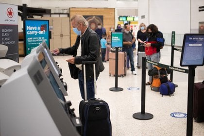 Un hombre hace su check-in para un vuelo en el Aeropuerto Internacional IAH George Bush en Houston, Texas, Estados Unidos. REUTERS/Adrees Latif