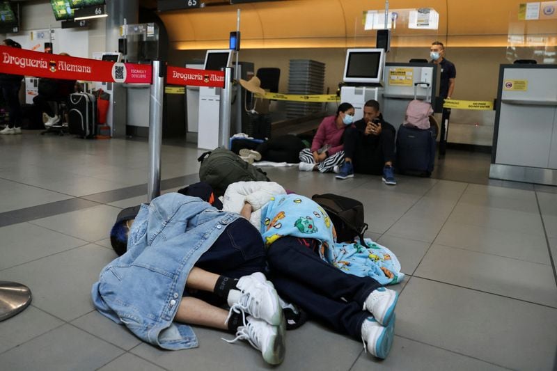 A finales de febrero, la aerolínea Viva Air canceló todos sus vuelos por las dificultades financieras que atravesaba para operar en el país. REUTERS/Luisa González