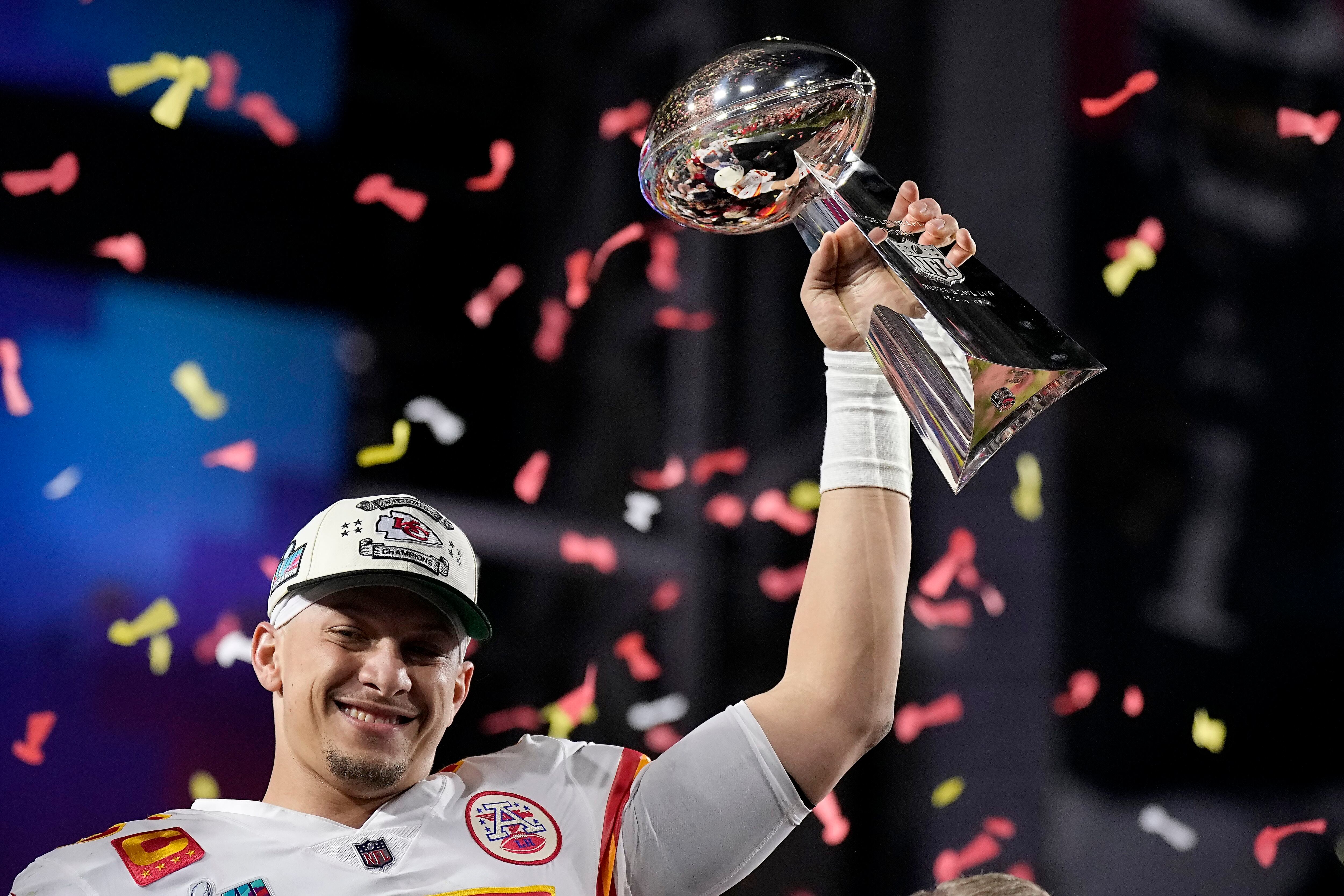 El quarterback Patrick Mahomes (15) de los Chiefs de Kansas City sostiene el trofeo tras vencer a los Eagles de Filadelfia en el Super Bowl 57, en Glendale, Arizona, el domingo 12 de febrero de 2023. (AP Foto/Brynn Anderson)