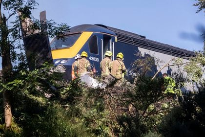 Los servicios de emergencia junto al tren accidentado. (Derek Ironside/Newsline-media via AP)