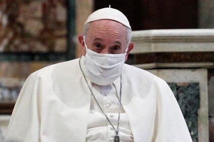 El papa Francisco usa una mascarilla mientras atiende a un servicio de oración ecuménico por la paz junto a los representantes de otras religiones en la Basílica de Santa María en Aracoeli, una iglesia en la cima de la Colina Capitolina de Roma, Italia. 20 de octubre, 2020. REUTERS/Guglielmo Mangiapane