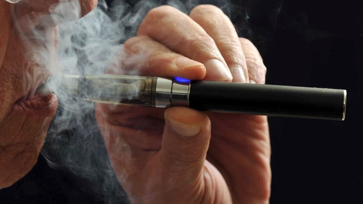 Más adolescentes adictos a cigarrillos electrónicos con altas