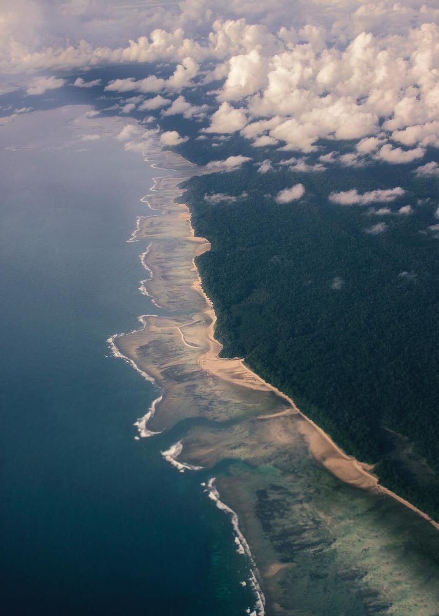 En la Isla Sentinel, existen tribus que no practican la agricultura y sobreviven gracias a los recursos naturales, la caza y la pesca, realizadas con herramientas muy primitivas. Viven casi sin ropa
 (Unsplash)