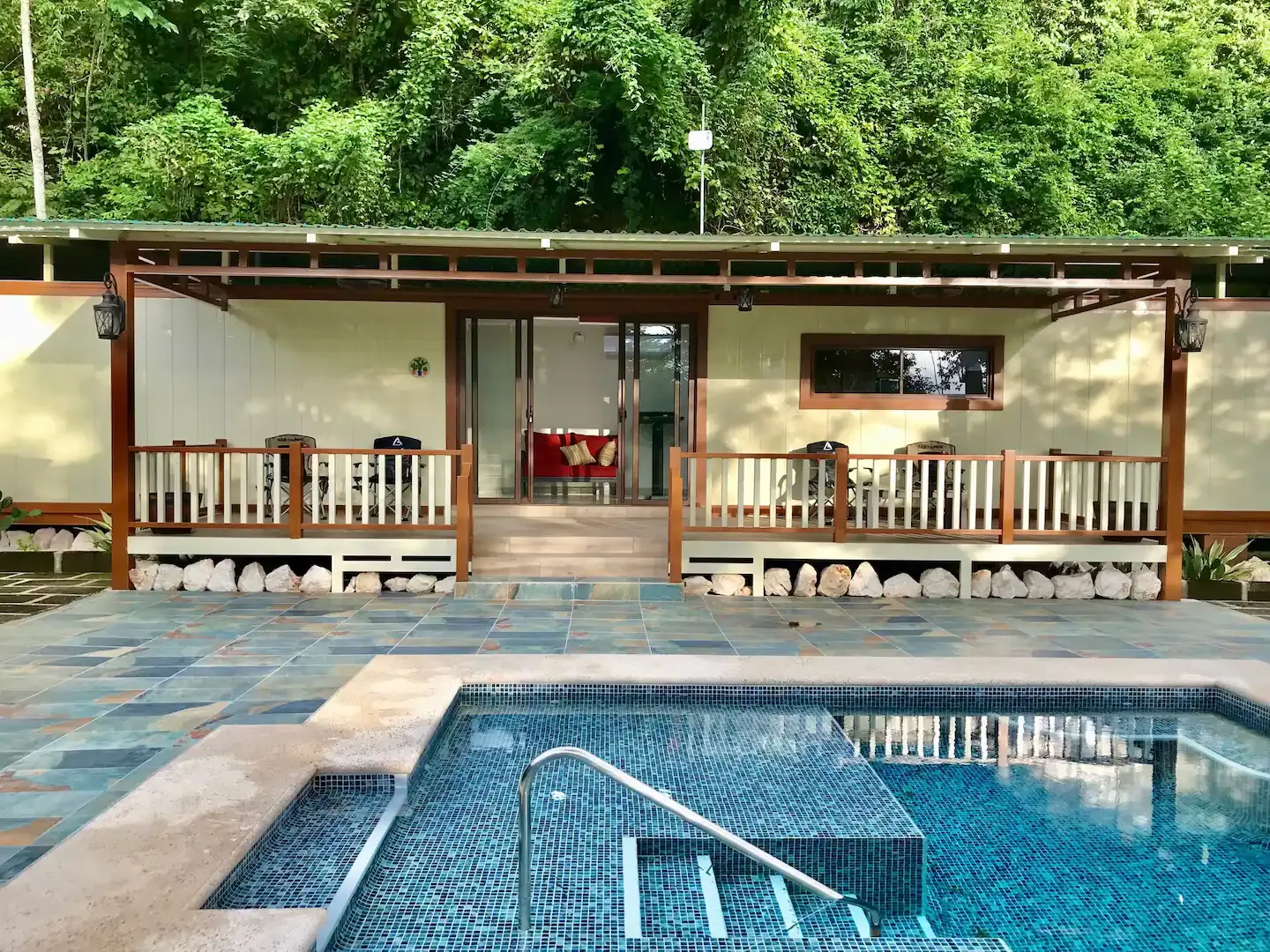 Este sitio en la Península de Nicoya, Costa Rica, tiene un amplio patio. (Airbnb)