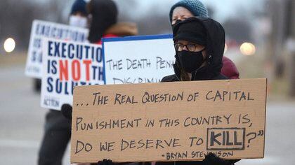 Christina Bollo de Urbana, Illinois, sostiene un cartel mientras protesta por la ejecución de Corey Johnson, cerca del Complejo Correccional Federal en Terre Haute, Indiana (Joseph C. Garza / The Tribune-Star vía AP)