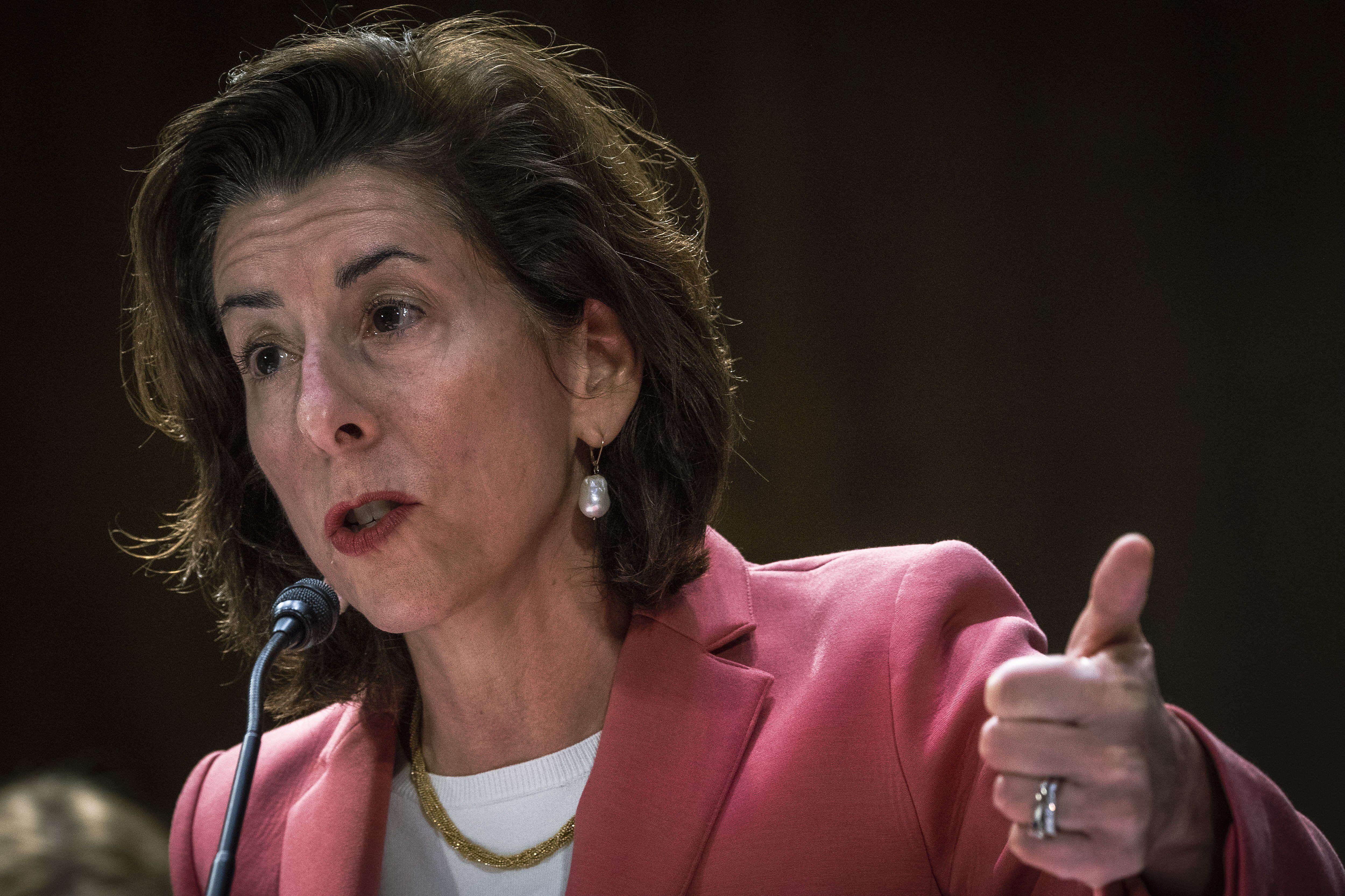 La secretaria de Comercio de Estados Unidos, Gina Raimondo, parte de un grupo de funcionarios estadounidenses de alto rango cuyos correos electrónicos fueron blanco de un ataque de piratas informáticos a principios de este año (Europa Press/Contacto/Chad Mcneeley/Dod)