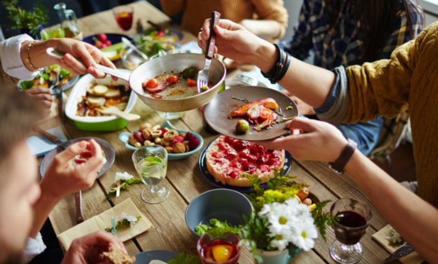 Los especialistas enfatizan en la necesidad de adoptar una alimentación con menos productos procesados y más frutas y verduras, como parte integral de las estrategias para combatir la obesidad
Getty Imágenes