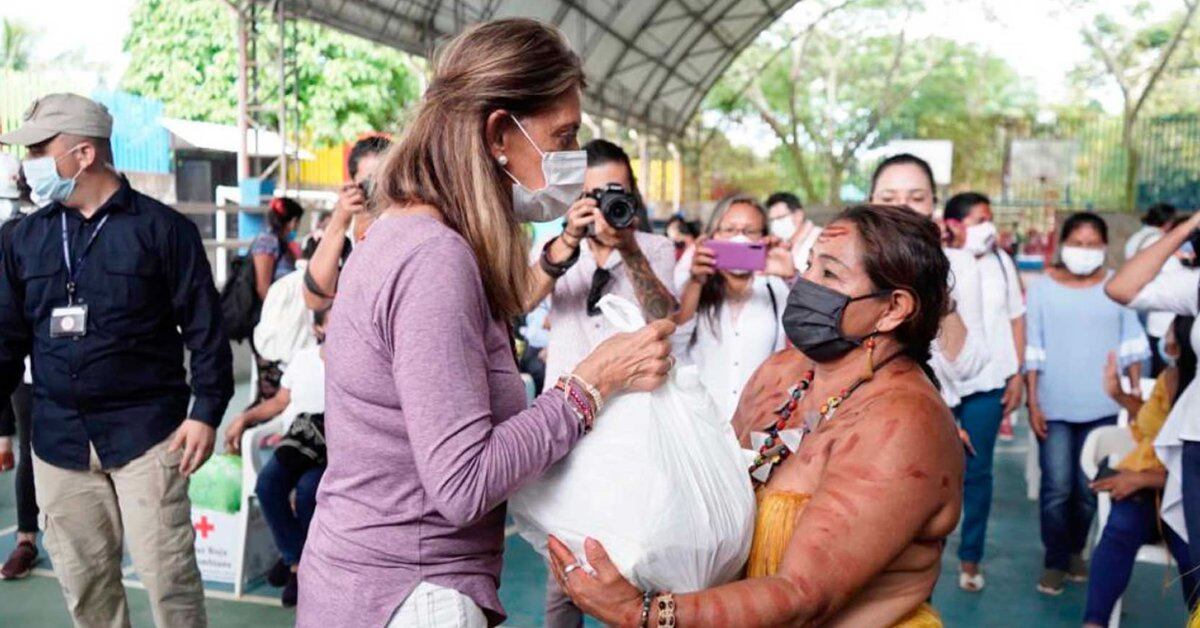 La vicepresidenta dice que siempre ha seguido los protocolos, pero estas fotos demuestran lo contrario