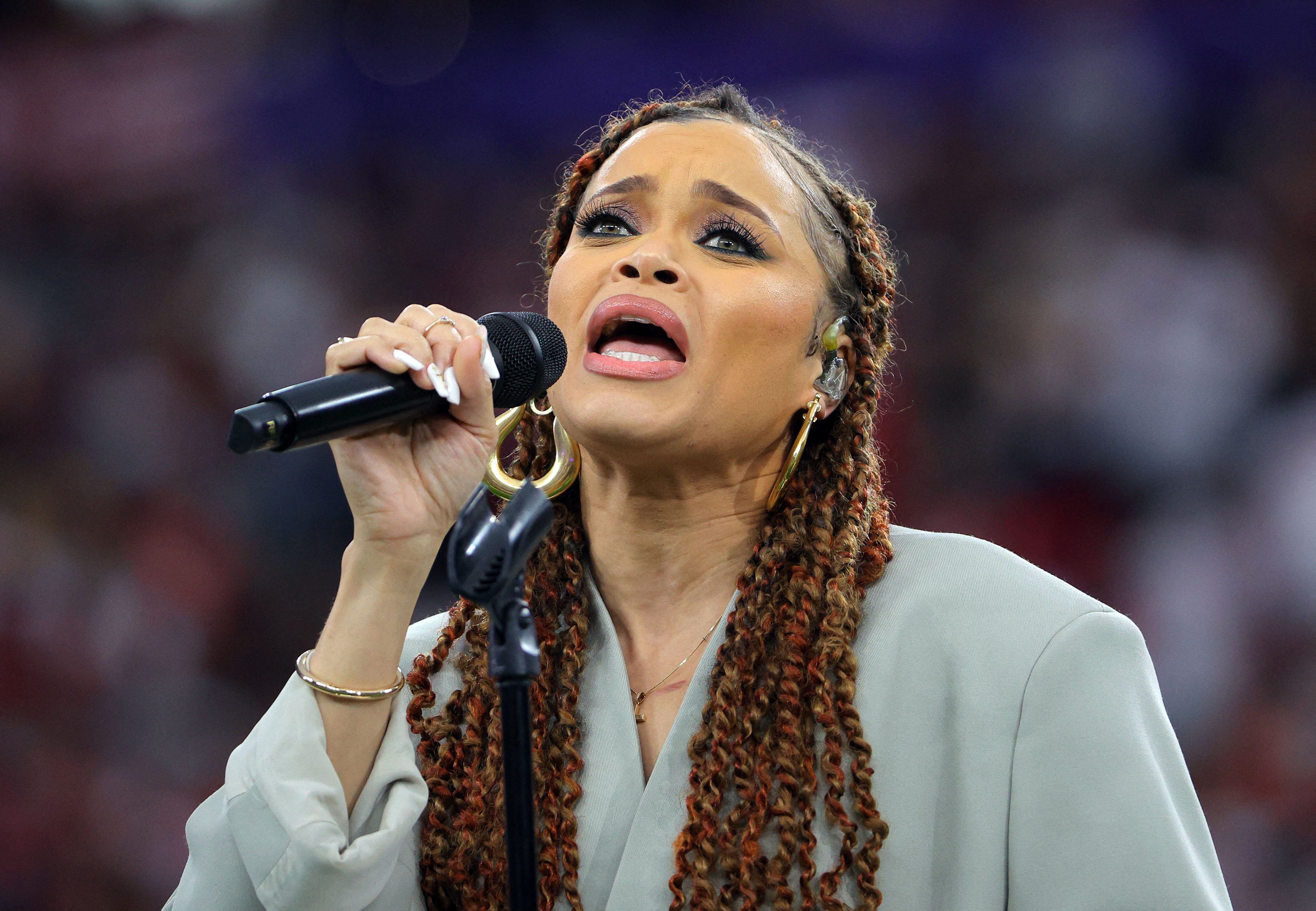 La artista musical Andra Day interpreta "Lift Every Voice and Sing" antes del partido (REUTERS/Brian Snyder)