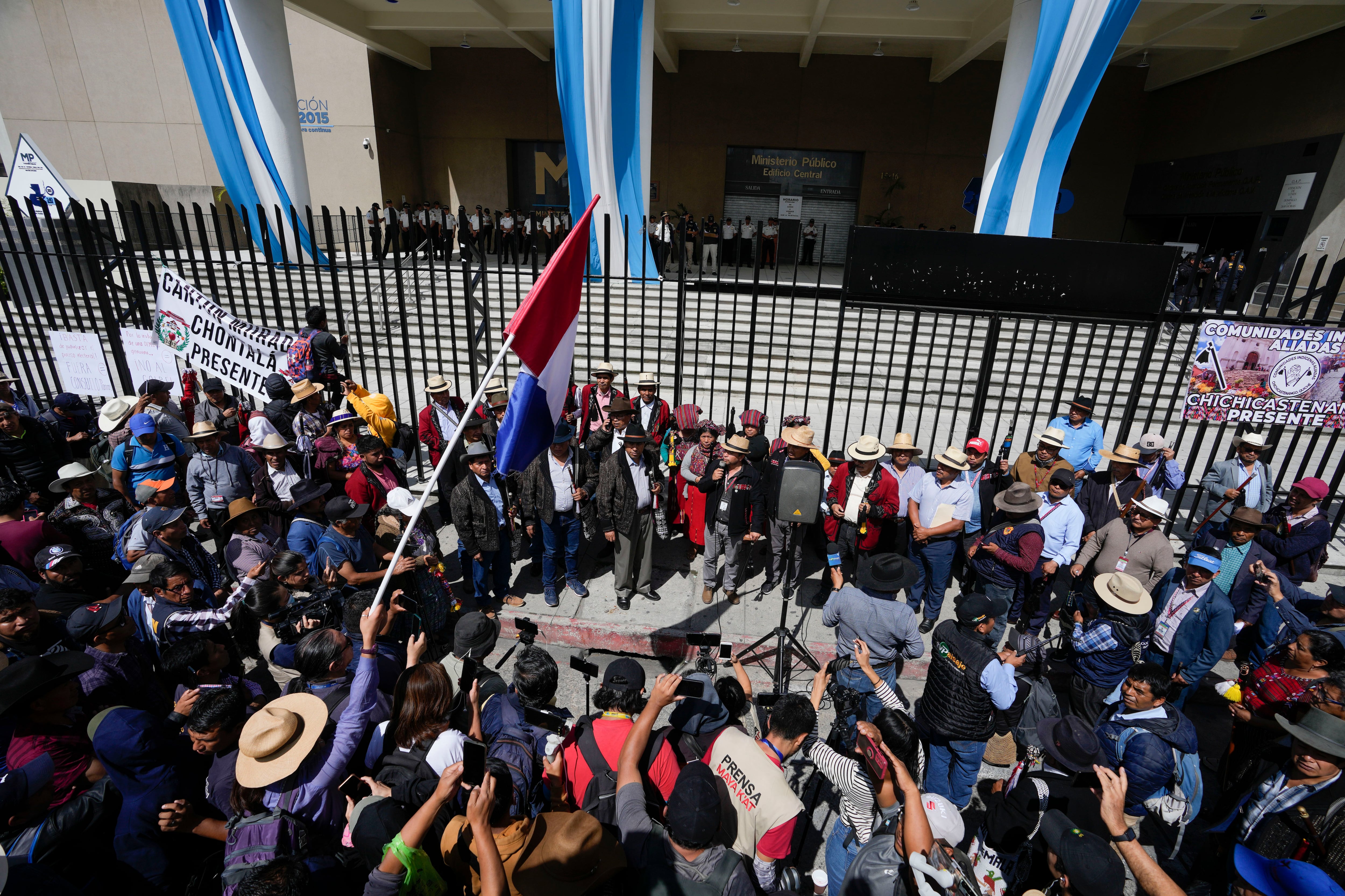 Manifestantes piden la renuncia de la fiscal general de Guatemala, Consuelo Porras, y del fiscal Rafael Curruchiche en Ciudad de Guatemala   (AP Foto/Moisés Castillo)