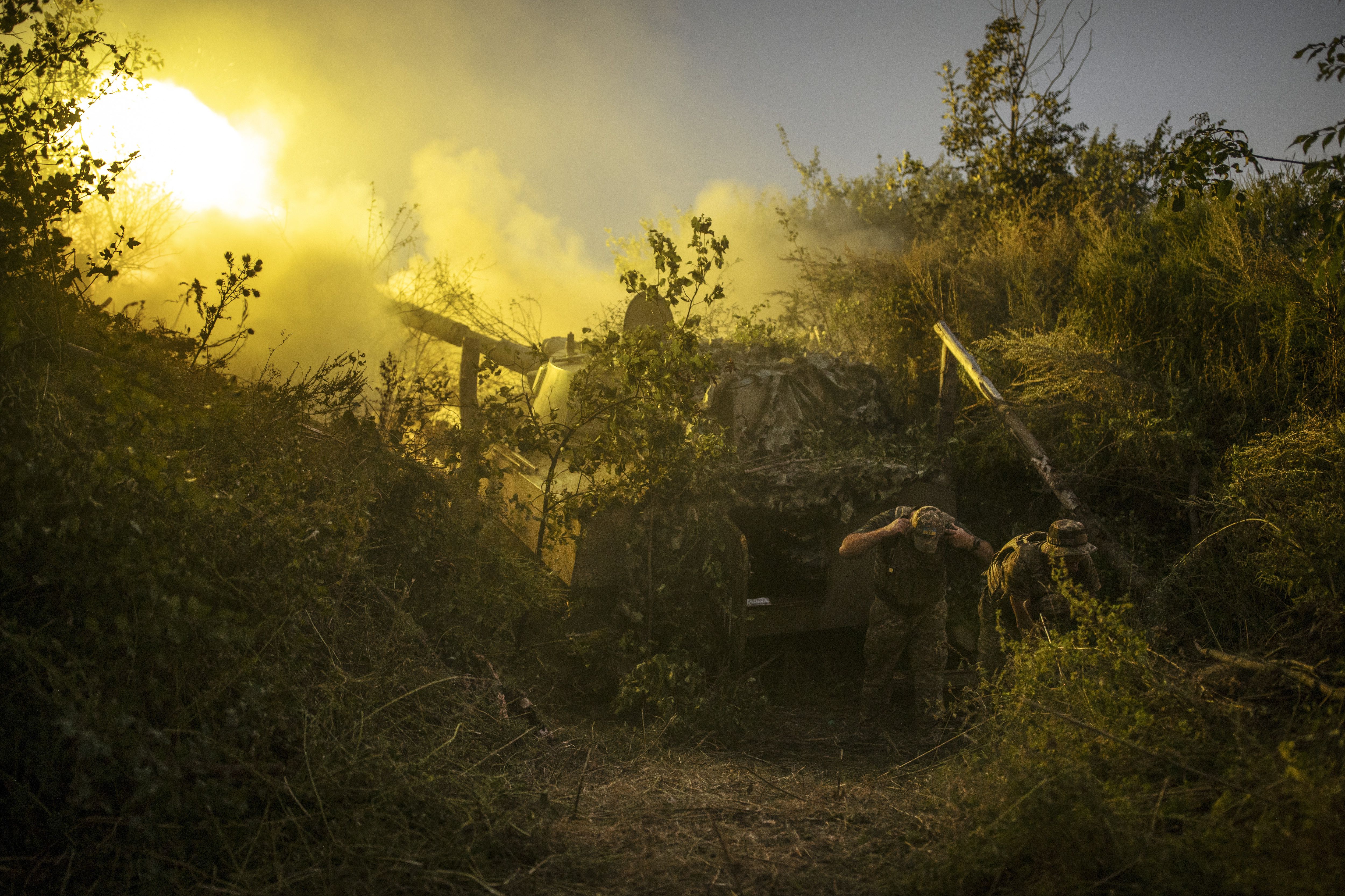  Soldados ucranianos disparan un obús contra objetivos en la dirección de Bakhmut, Ucrania, en la línea del frente oriental, el lunes 28 de agosto de 2023 (Tyler Hicks/The New York Times).