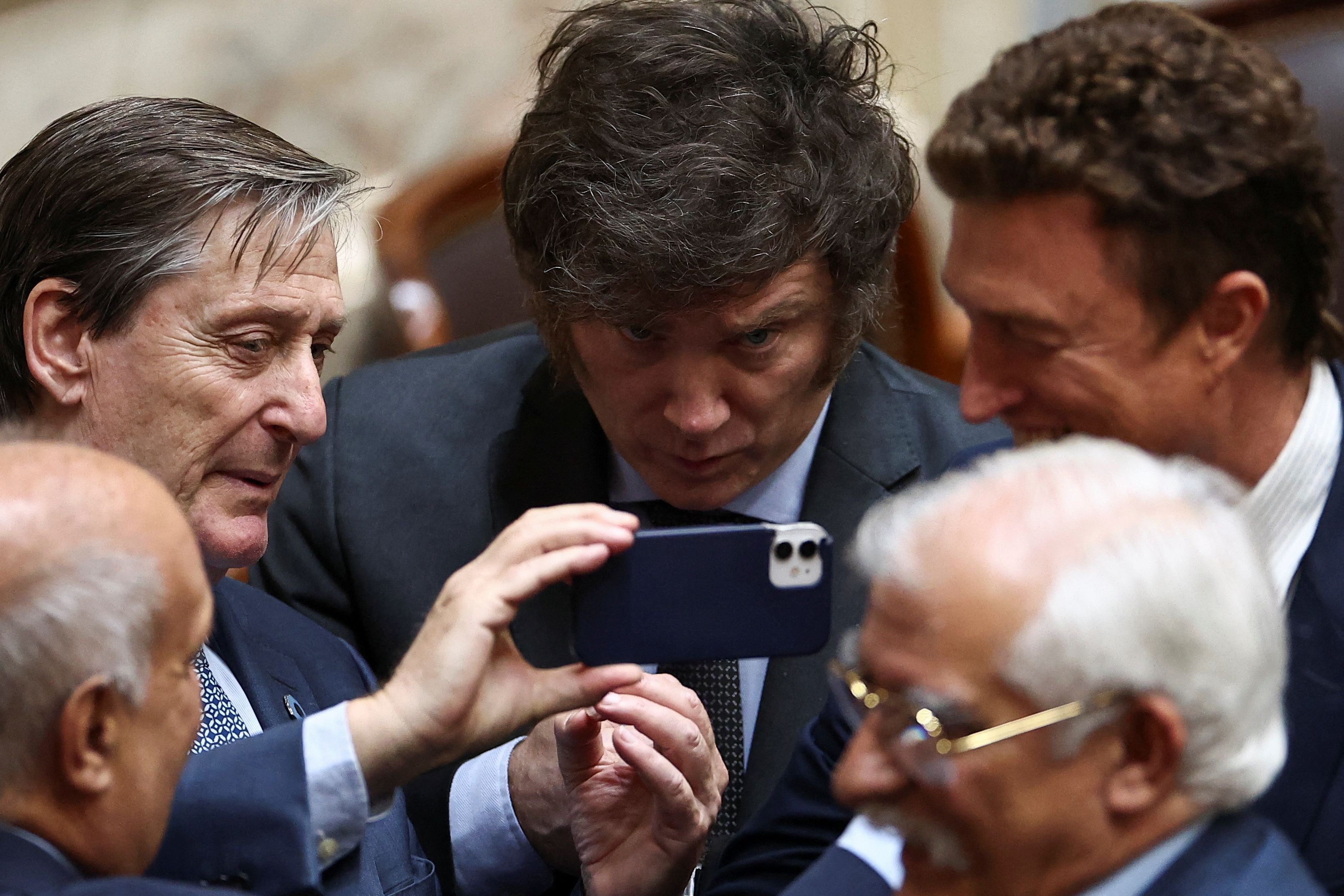 Javier Milei se toma fotos con otros diputados en la previa de la Asamblea Legislativa - REUTERS/Agustin Marcarian