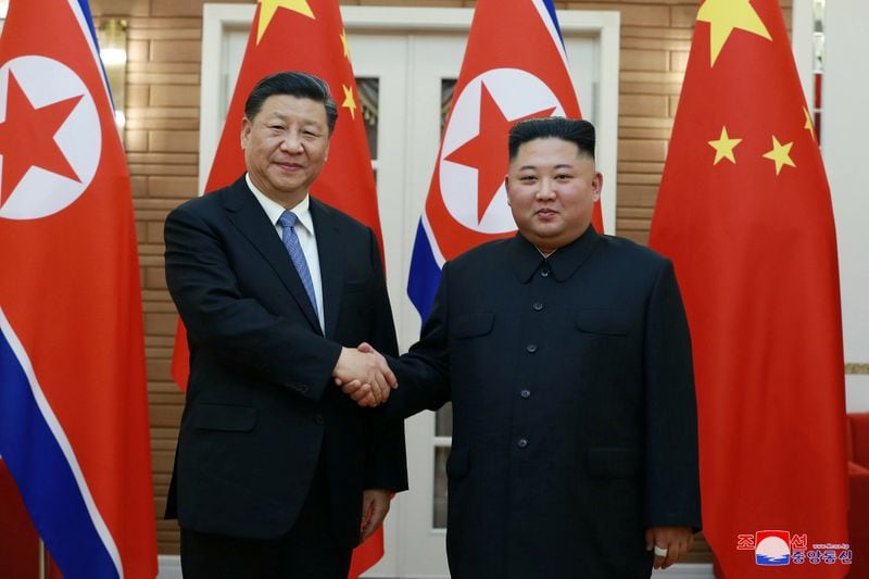 El líder de Corea del Norte, Kim Jong Un, se da la mano con el presidente de China, Xi Jinping, en Pyongyang, Corea del Norte en imagen liberada 21 junio 2019 por KCNA. KCNA vía REUTERS/Archivo
