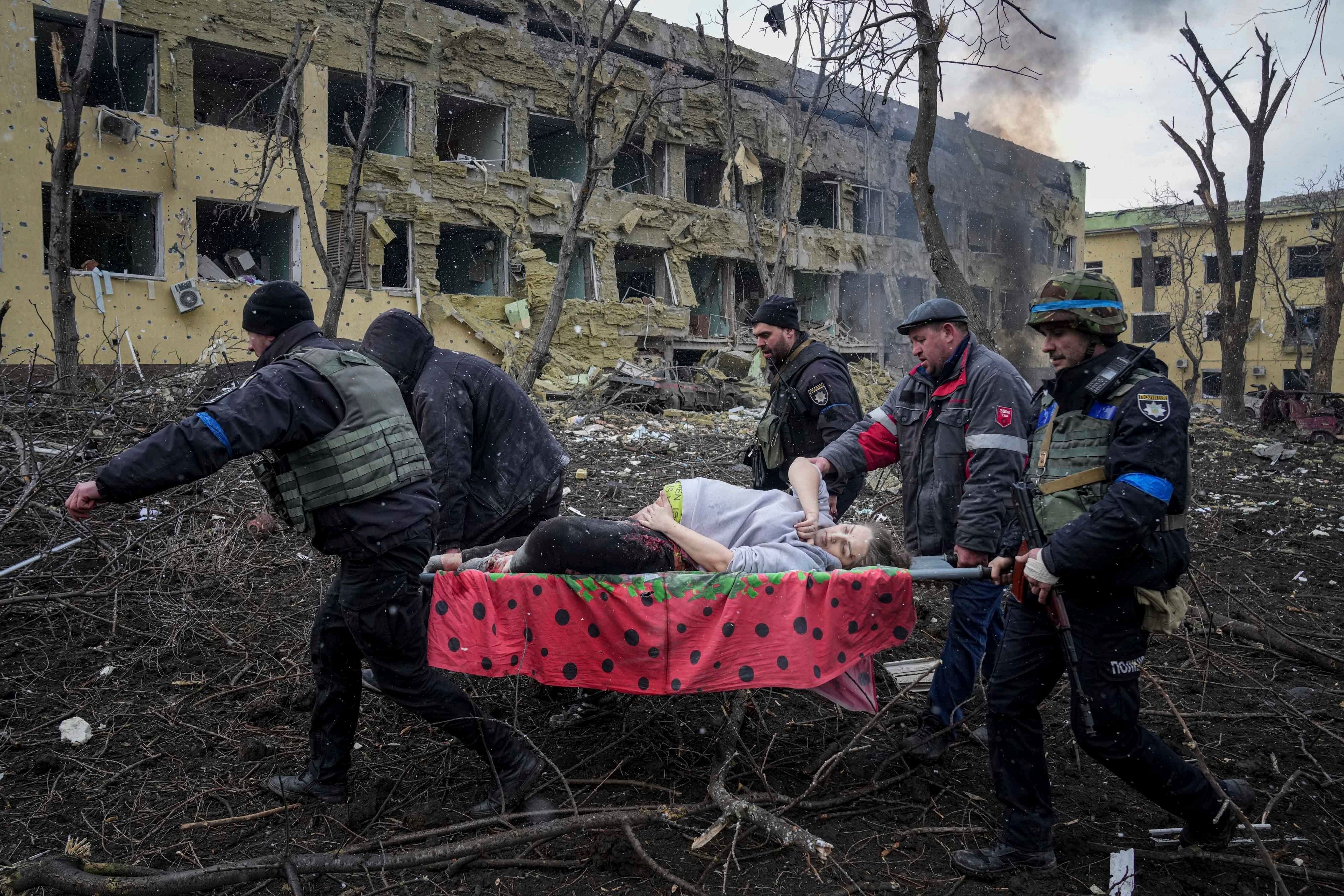 Schwangere Frau und Baby sterben, nachdem Russland die Entbindungsstation bombardiert hat - Mariupol - Russland Ukraine-Krieg