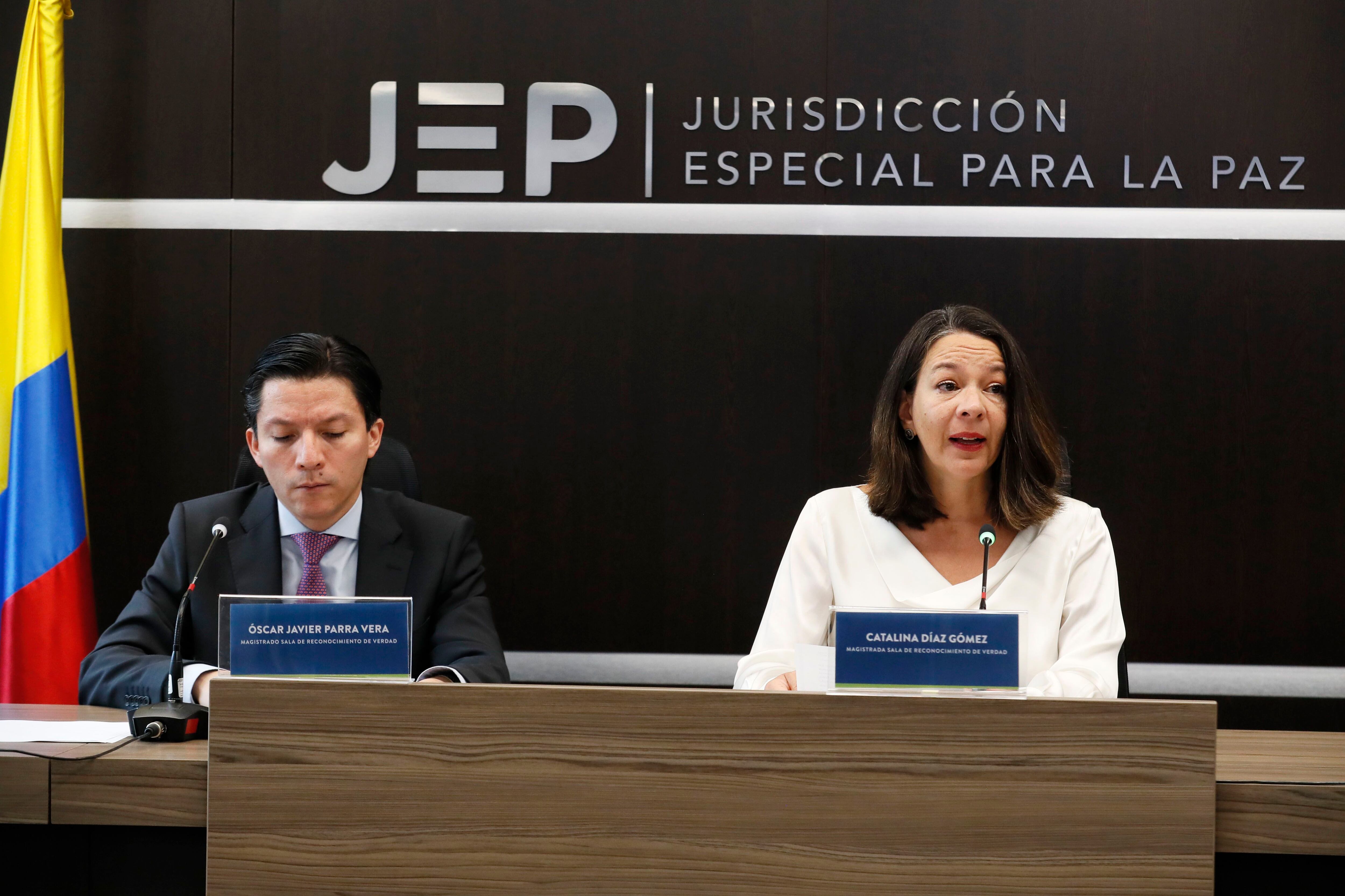 Los magistrados de la Jurisdicción Especial para la Paz (JEP) Óscar Javier Parra y Catalina Díaz imputaron cargos al general (r) Mario Montoya - crédito Carlos Ortega/EFE