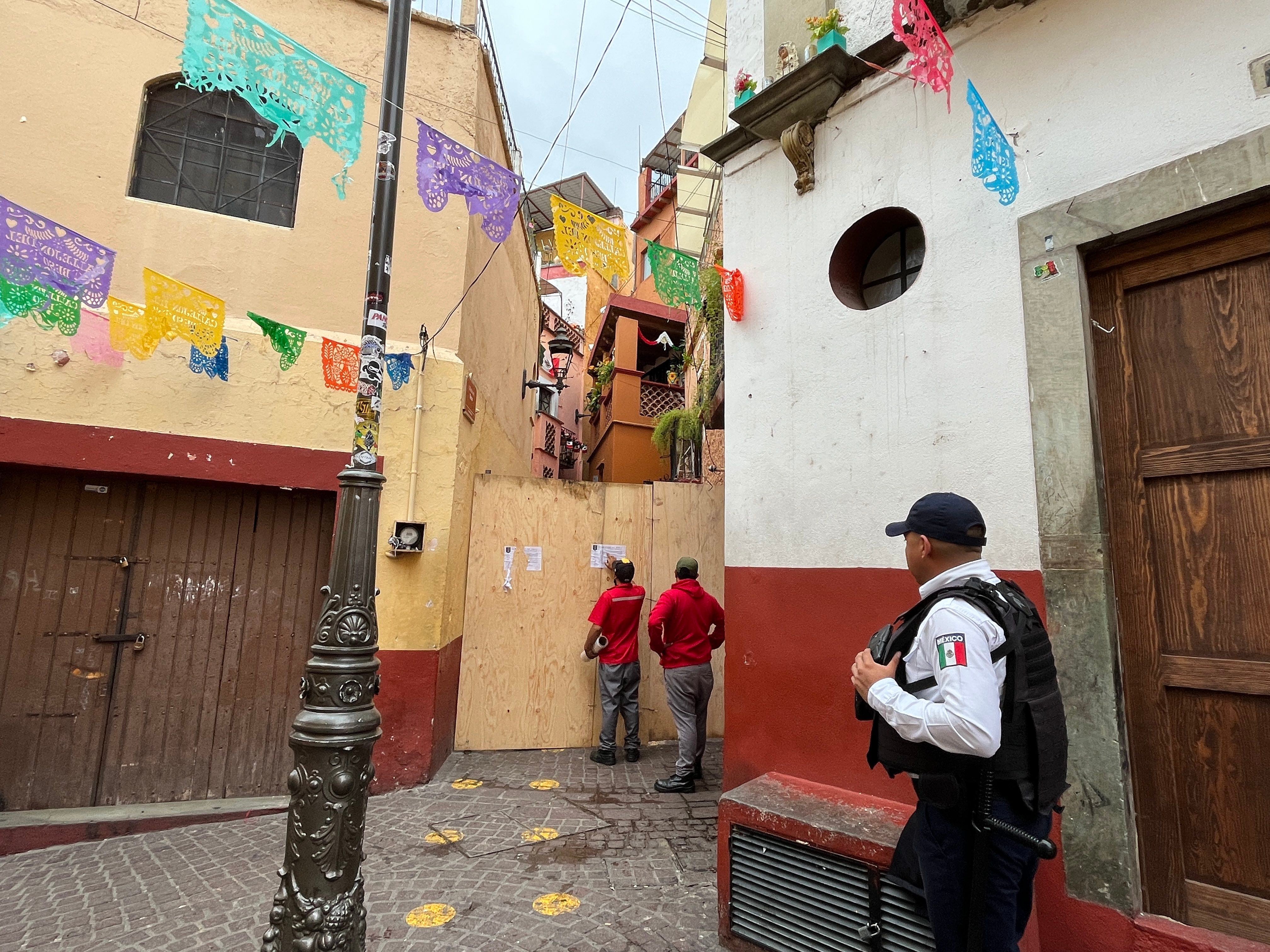 Las tablas de madera impiden el paso de los peatones y solo propietarios pueden transitar (foto: Axel Rambias/Twitter)