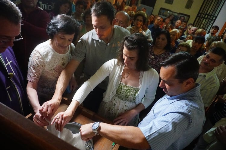 La familia unida volcó las cenizas de Luis Castagnari en el mismo cinerario de la parroquia donde yacen las de Gustavito: así, cumplieron el último deseo de su padre y esposo (Daniel Ramonell)