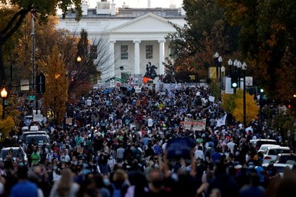 La gente se reunió en las afueras de la Casa Blanca para celebrar la victoria demócrata. REUTERS/Carlos Barria     TPX IMAGES OF THE DAY