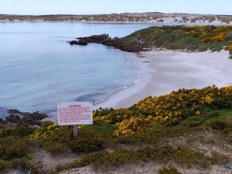 Secuelas de la guerra: la costa de Malvinas y un cartel que advierte de la posible presencia de minas antipersona