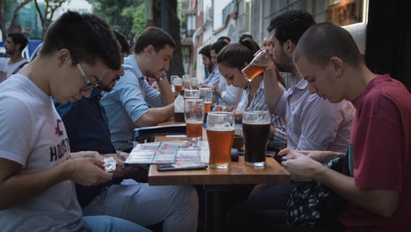 Mientras toman cervezas todos intercambian figuritas (Martín Rosenzveig)