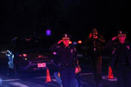 El jefe de la policia de Boulder Maris Herold saluda mientras pasa la ambulancia con el cuerpo de Talley (REUTERS/Kevin Mohatt)