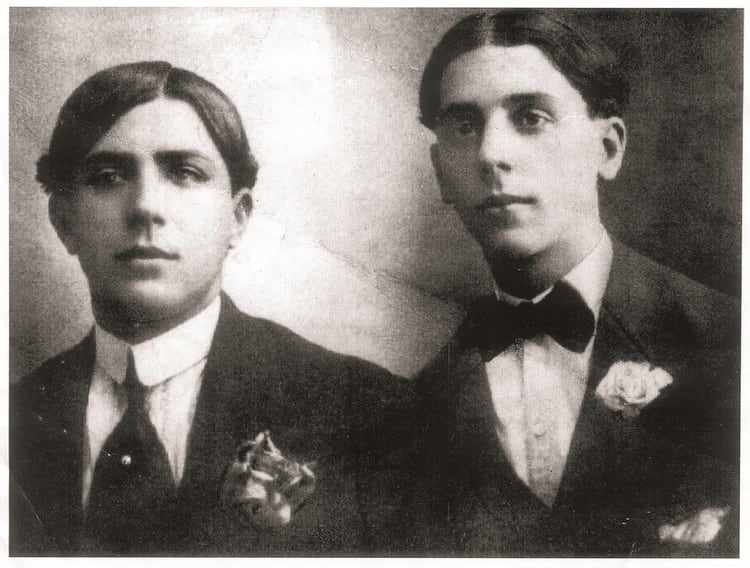 Carlos Gardel y su amigo, Alfredo Deferrari, 1906. (Fundación Internacional Carlos Gardel)
