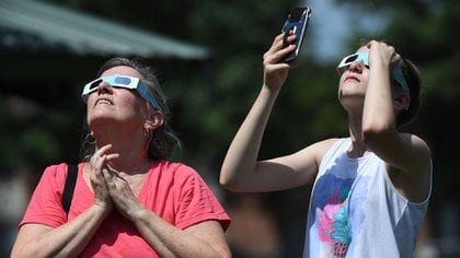 Mirar el sol de manera directa puede causar una retinopatía solar (Shutterstock)