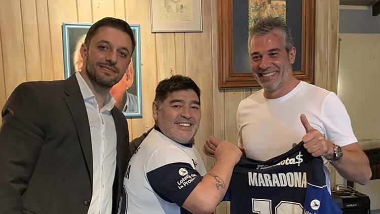 Morla, Maradona y Pellegrino, con la camiseta de Gimnasia que confirma el sueÃ±o: el dorsal lleva el nombre del 10