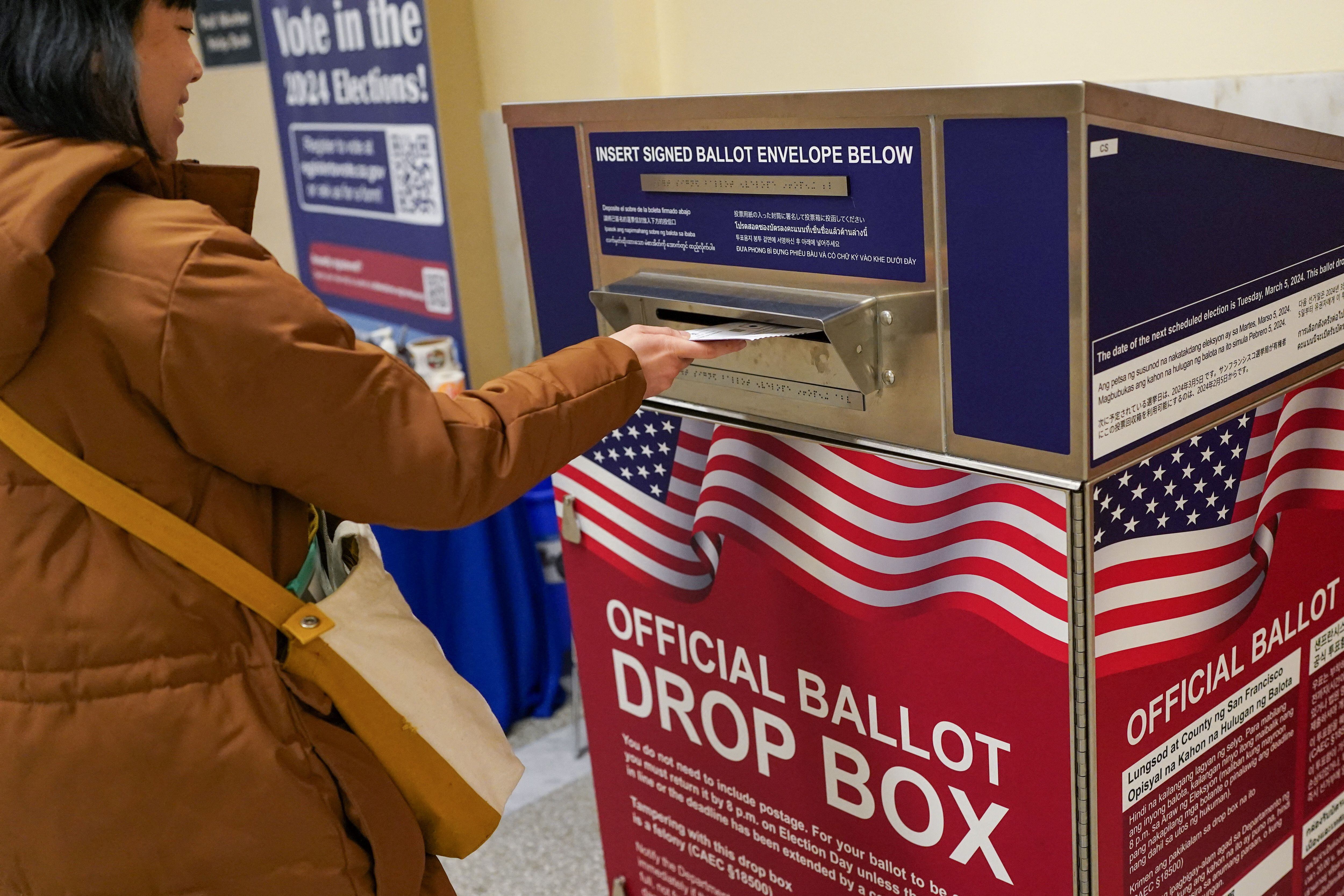 Una mujer vota en San Francisco, California (REUTERS/Loren Elliott)