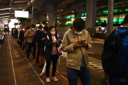 Personas con mascarillas hacen una fila en Taiwán. Foto: REUTERS/Ann Wang