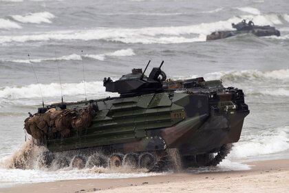 Un vehículo de asalto anfibio del Cuerpo de Marines de los Estados Unidos participa en las maniobras de aterrizaje de Baltops 2018 en el Mar Báltico, cerca de Vilna, Lituania, el lunes 4 de junio de 2018. Una unidad similar se hundió el jueves 30 de julio de 2020 frente a la costa de San Diego, según las autoridades militares de EE. UU.  (Foto AP / Mindaugas Kulbis, Archivo)