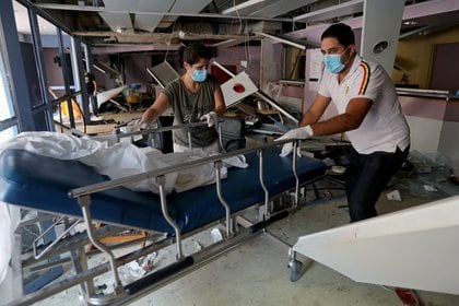 Socorristas en un hospital afectado por los estallidos 