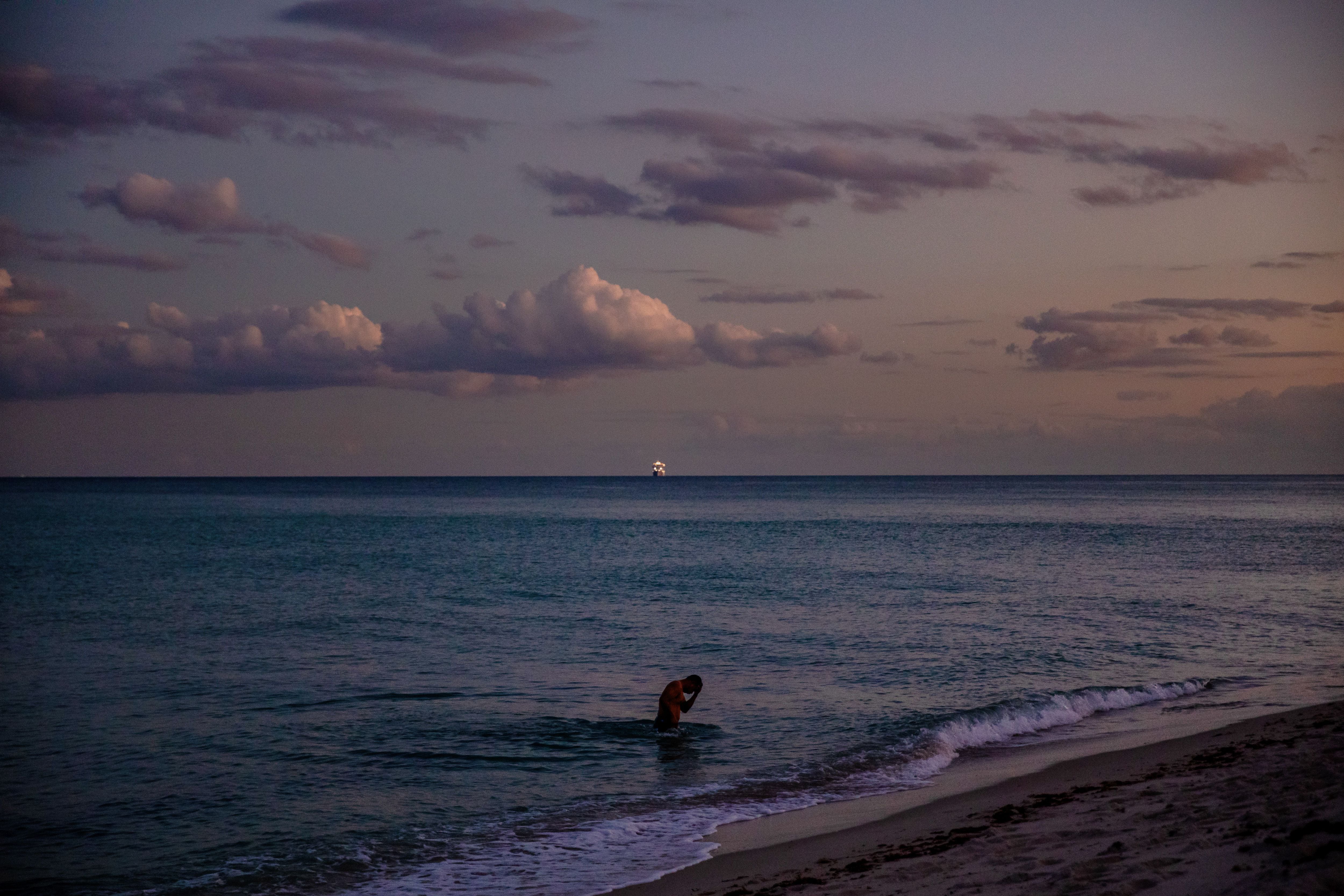 Una persona sale del mar en Miami, Florida (Scott McIntyre/The New York Times)