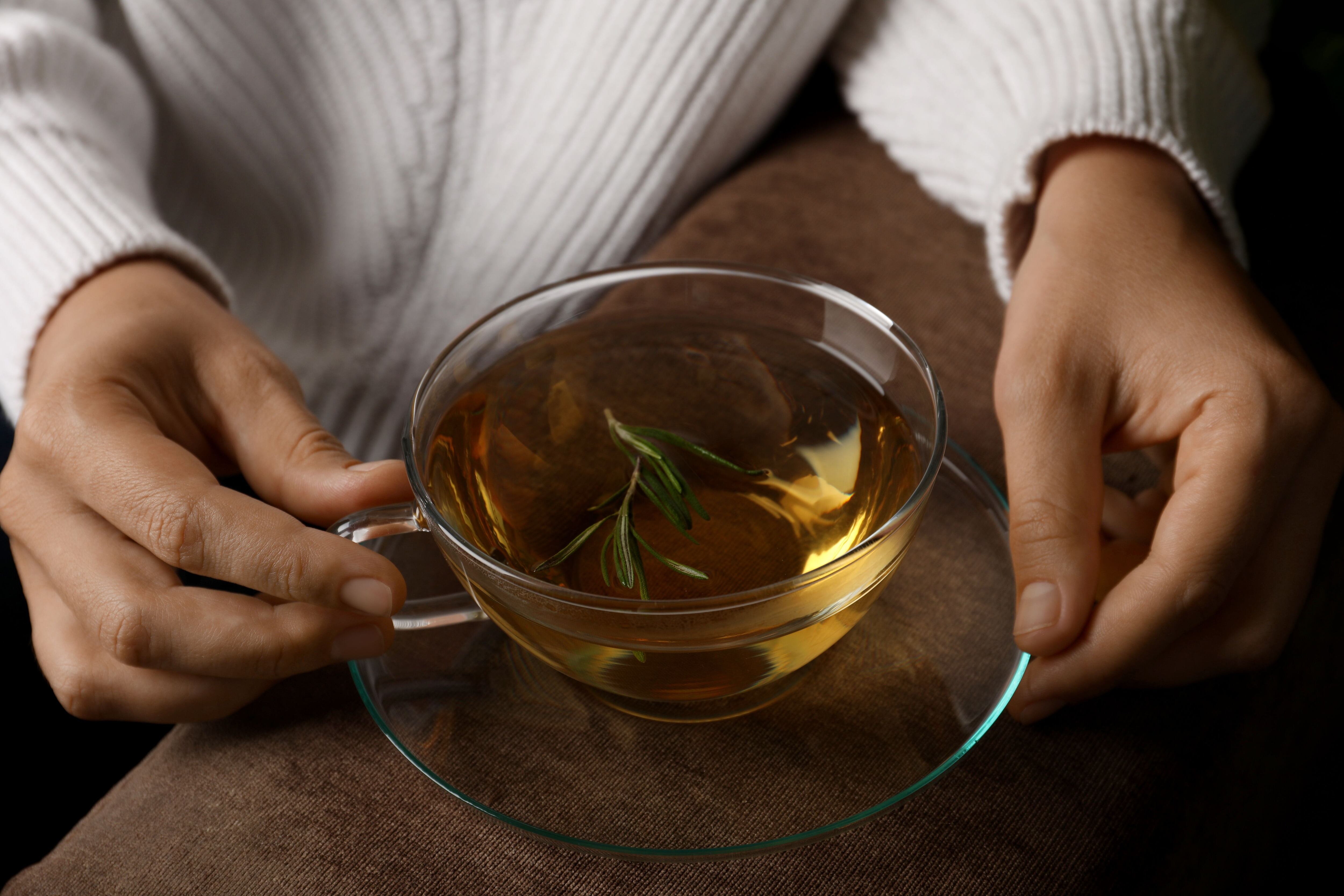 Una mujer bebe una infusión de romero (Shutterstock)