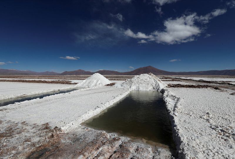 Salar del Rincón, en Salta: donde se extrae litio por evaporación de salmueras y se lo somete a procesos químicos para producir "carbonato grado batería" (Reuters)